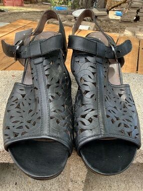 Earthies Acadia black leather sandals
